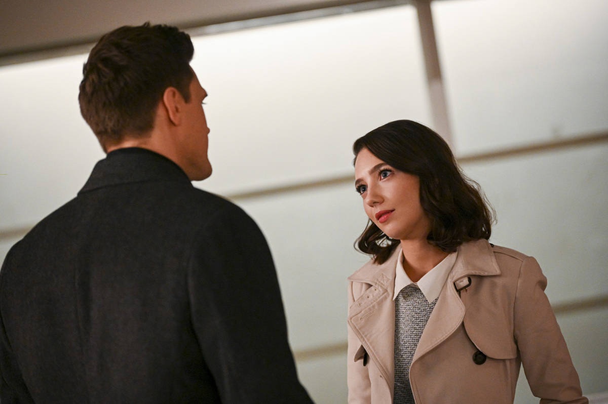 Ralph Dibny (Hartley Sawyer) reunites with Sue Dearbon (Natalie Dreyfuss)