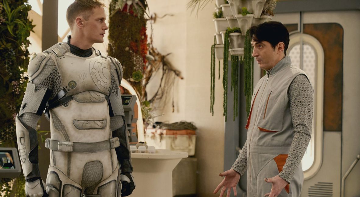 Murderbot and Gurathin in the Apple TV+ show Murderbot,  an adaptation of The Murderbot Diaries first book All Systems Red