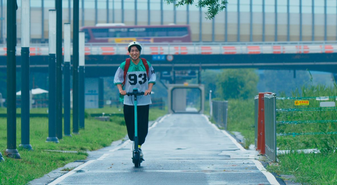 Cheol rides a scooter in The Last Woman on Earth
