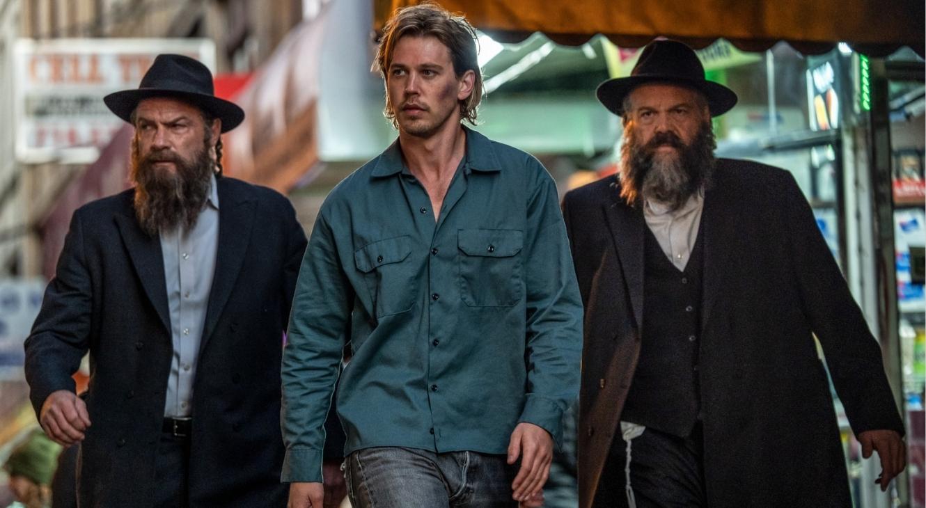 Liev Schreiber, Austin Butler, and Vincent D'Onofrio in Caught Stealing