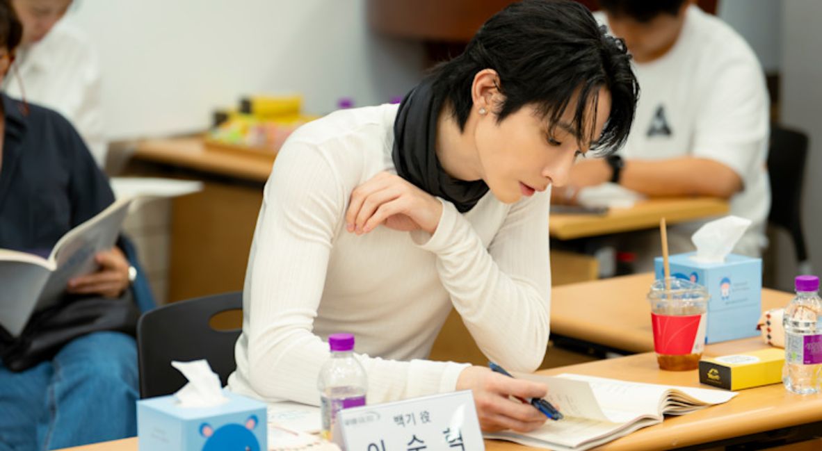 Lee Soo-hyuk in promotional photos for Grand Galaxy Hotel
